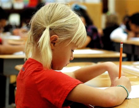 Niños en clase de inglés en Escuela Inglesa