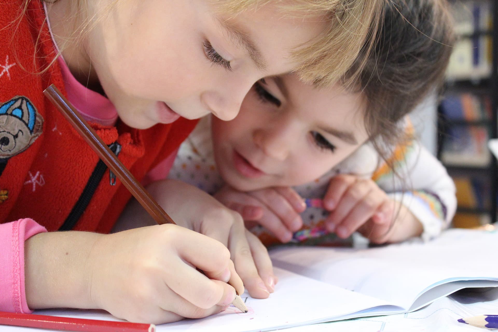 Niños en clase de inglés online