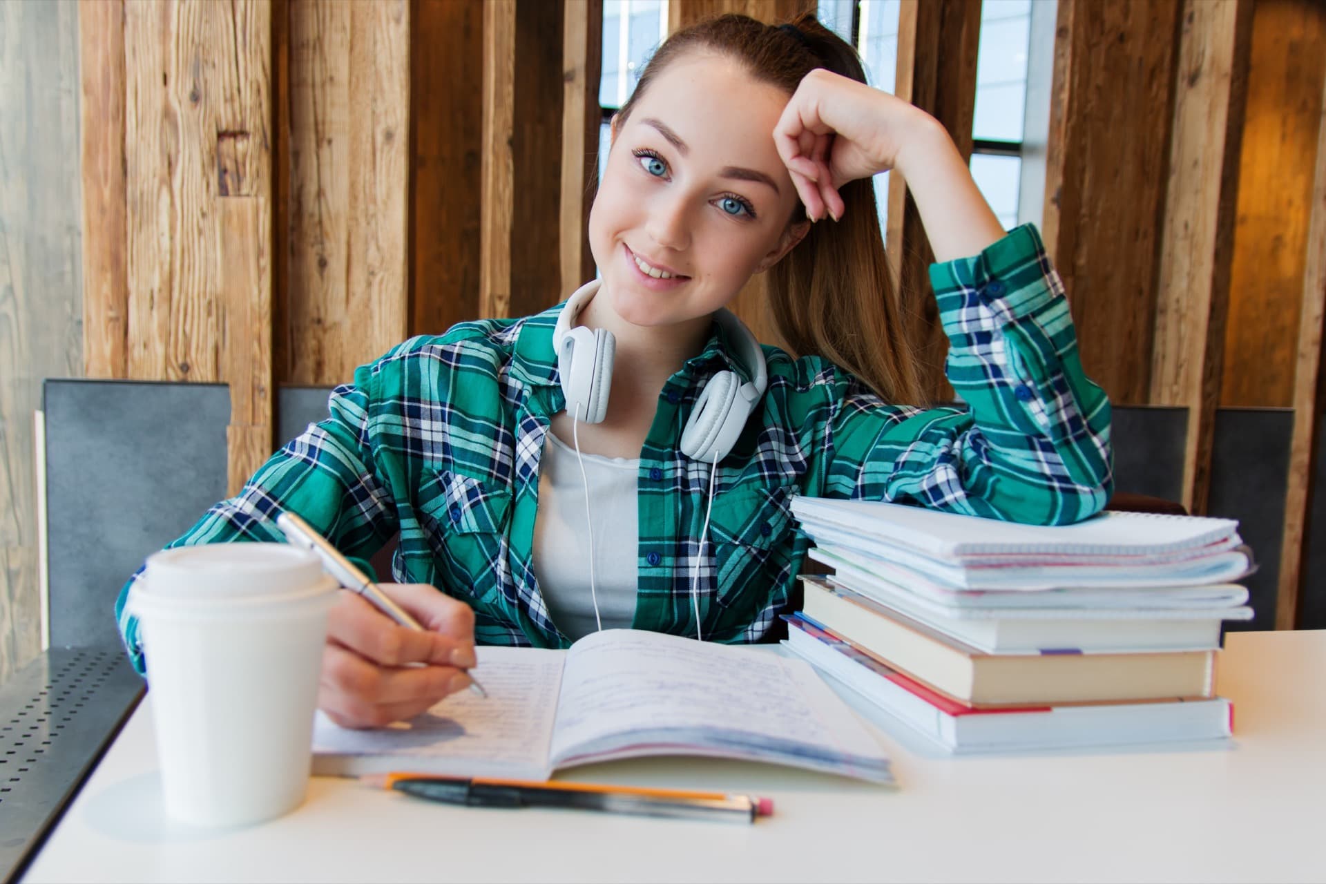 Alumna preparando el examen KET de Cambridge